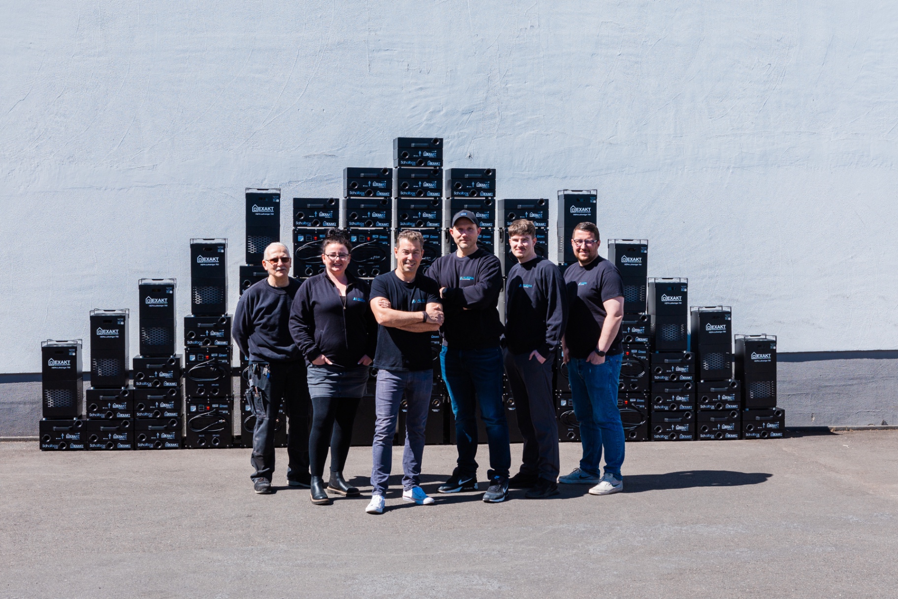 Das ALLEGRA Team vor den selbst produzierten Trocknungsgeräten